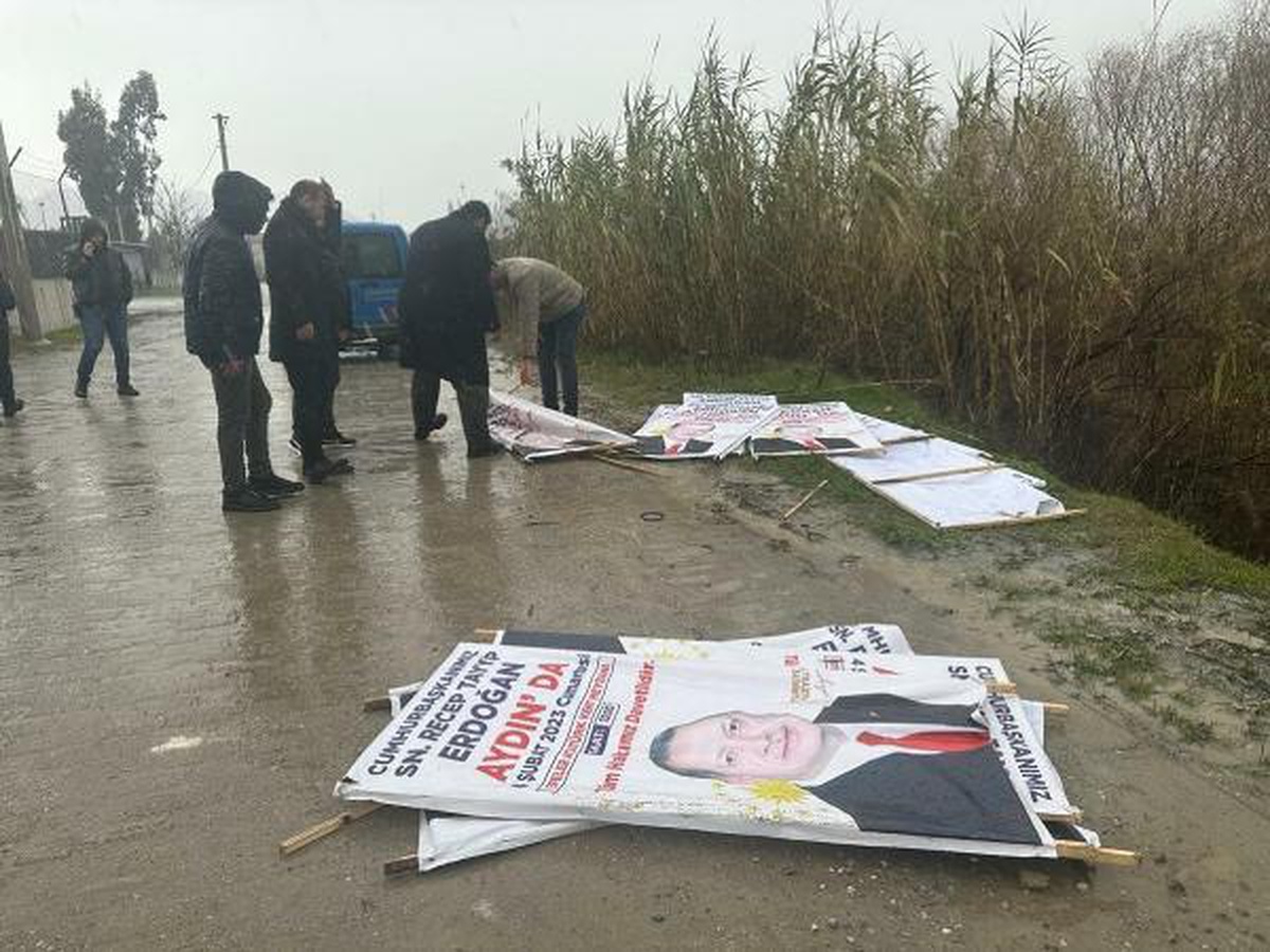 Cumhurbaşkanı Erdoğan\'ın afişleri dereye atıldı