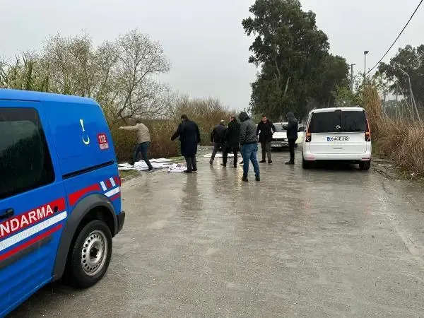 Cumhurbaşkanı Erdoğan'ın afişlerini söküp dereye attılar