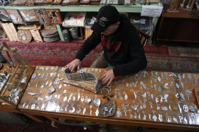 Filistinli Sanatçı İsrail'in Ateşlediği Biber Gazı Kapsüllerini Sanat Eserlerine Çevirdi