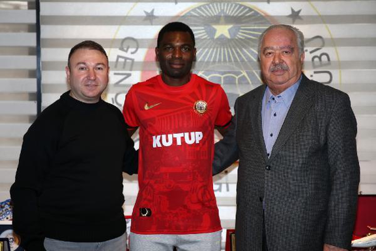 Gençlerbirliği, Nijeryalı orta saha oyuncusu Akabueze\'yi transfer etti