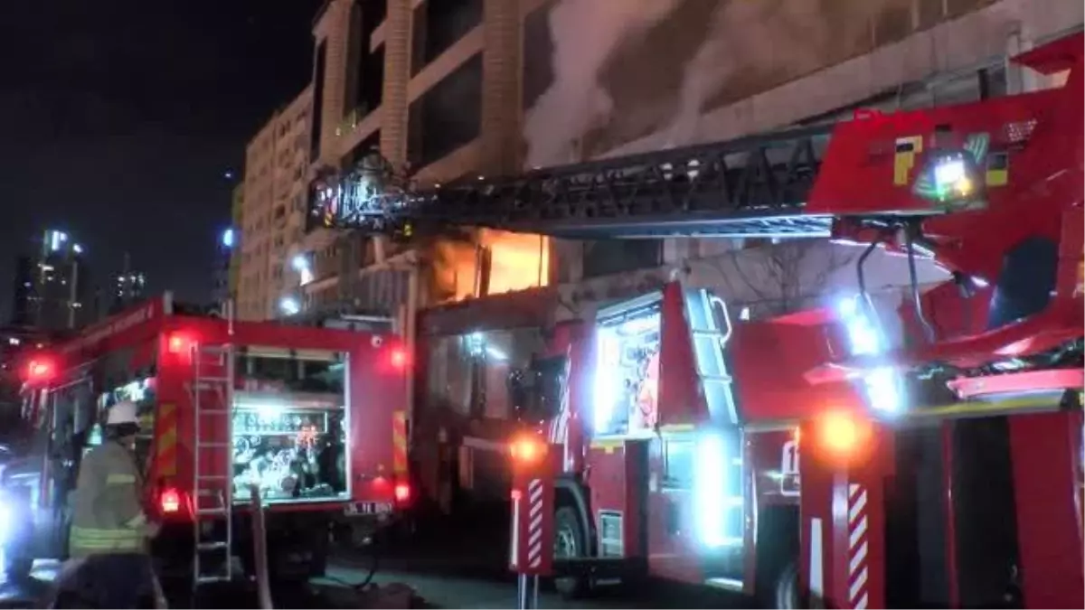İSTANBUL-ŞİŞLİ\'DE GÜÇLENDİRME İÇİN BOŞALTILAN İŞ MERKEZİNDE YANGIN