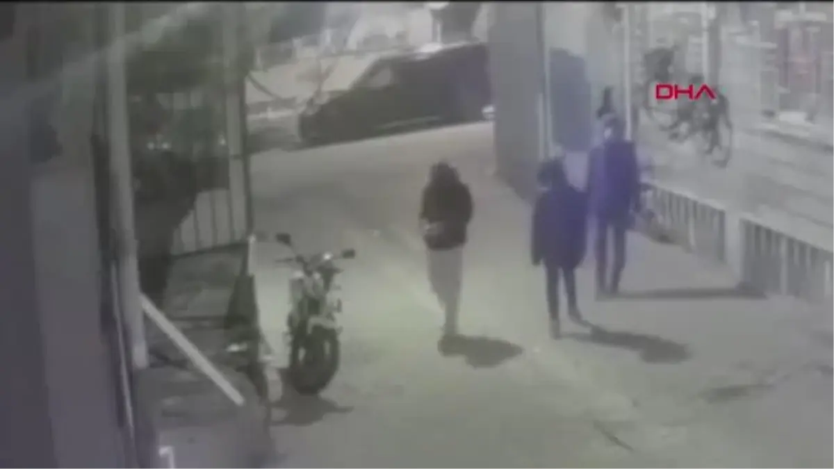 İSTANBUL-ZEYTİNBURNU\'NDA MOTOSİKLET ÇALAN 3 ŞÜPHELİ KAMERADA