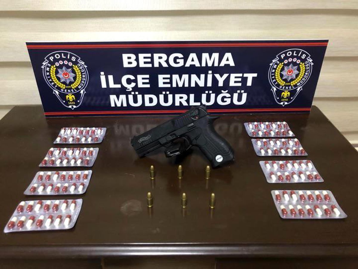 İzmir\'de durdurulan araçtan sentetik hap ve silah çıktı