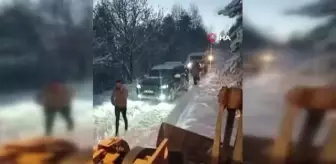 Karda mahsur kalan 10 araç iş makineleriyle kurtarıldı