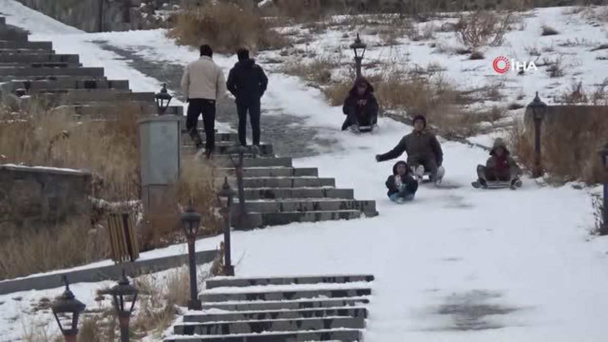 Kars'ta kızağını kapan çocuklar yokuşlara koştu