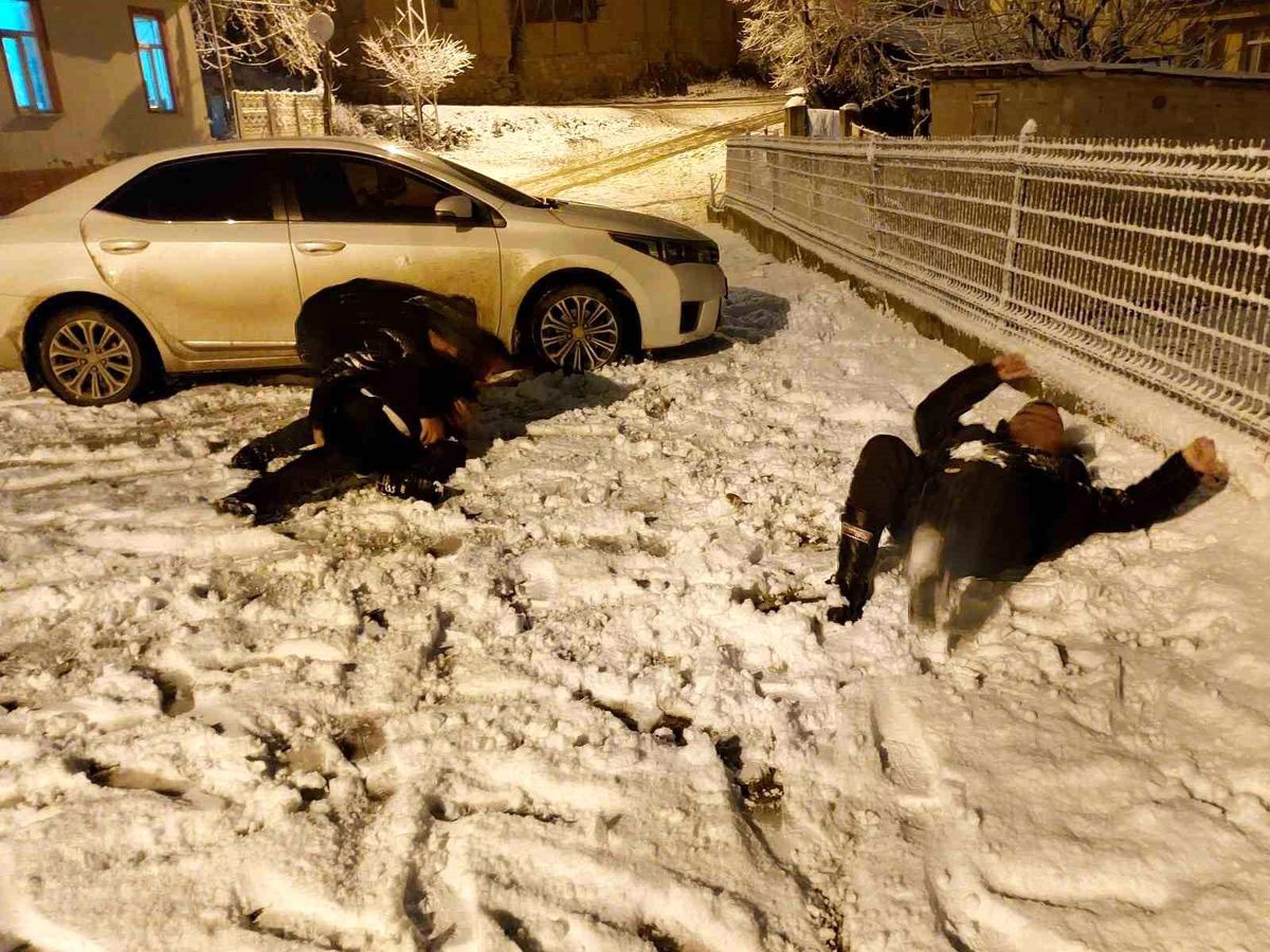 Osmaneli\'ye yılın ilk karı yağdı