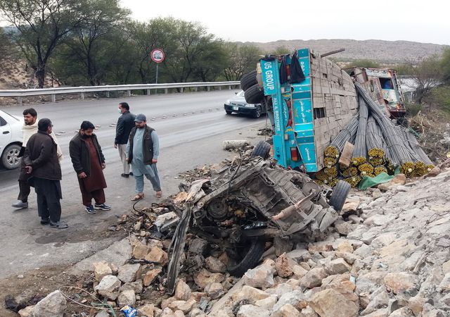 Pakistan'da Korkunç Kaza: 18 Ölü Pakistan'da Korkunç Kaza: 18 Ölü