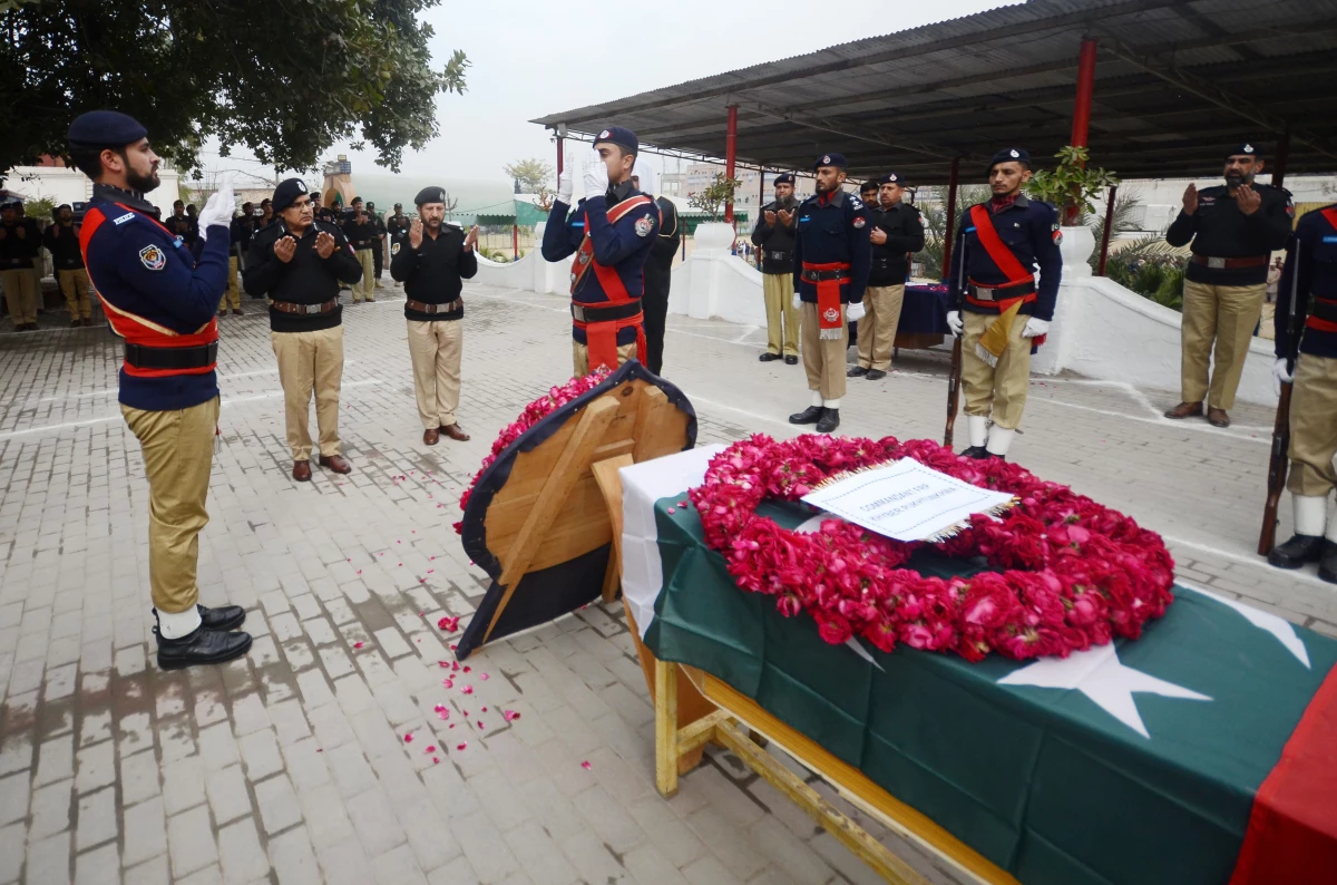Pakistan\'daki Terör Saldırısında Hayatını Kaybeden Polis Memuru Son Yolculuğuna Uğurlandı