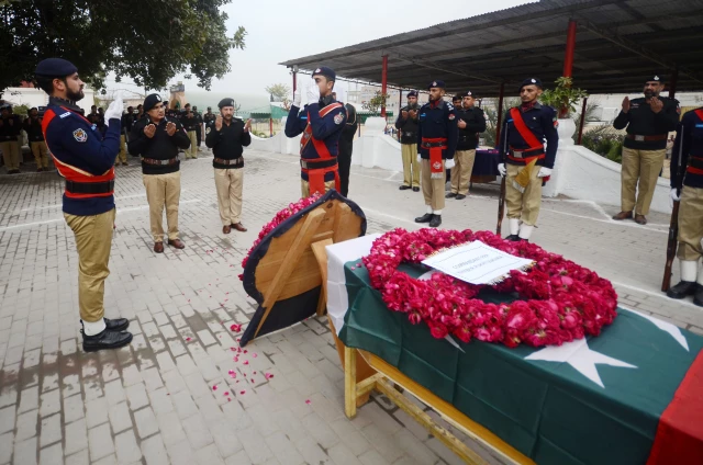Pakistan'daki Terör Saldırısında Hayatını Kaybeden Polis Memuru Son Yolculuğuna Uğurlandı