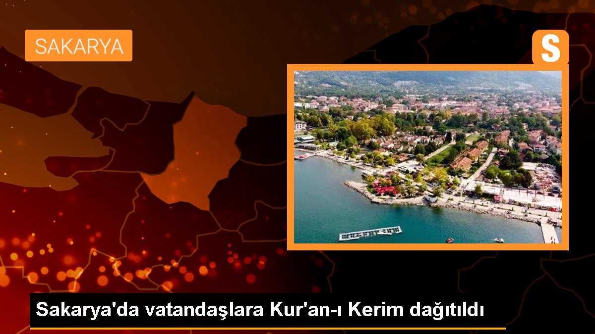 Sakarya\'da vatandaşlara Kur\'an-ı Kerim dağıtıldı