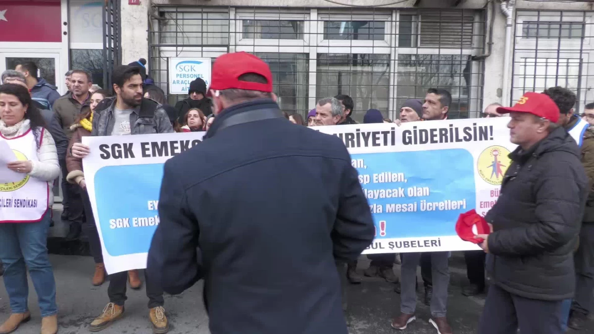 Sgk Emekçileri İstanbul\'da 2 Ayrı Noktada Eylem Yaptı: "İnsan Onuruna Yakışır Koşullarda Çalışmak, İnsanca Yaşamak İstiyoruz"