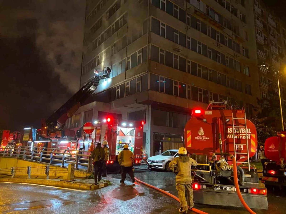 Şişli\'de 8 katlı boş binanın 2\'nci katı alev alev yandı