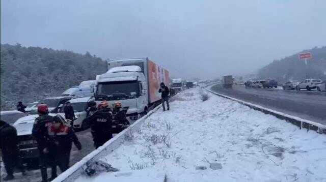 Son Dakika: Anadolu Otoyolu'nun Bolu-Yedigöller mevkisinde meydana gelen zincirleme trafik kazası nedeniyle İstanbul yönü ulaşıma kapandı Son Dakika: Anadolu Otoyolu'nun Bolu-Yedigöller mevkisinde meydana gelen zincirleme trafik kazası nedeniyle İstanbul yönü ulaşıma kapandı
