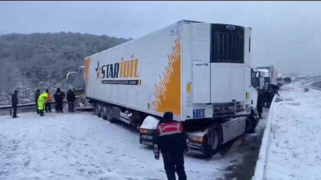 Son Dakika: Anadolu Otoyolu'nun Bolu-Yedigöller mevkisinde meydana gelen zincirleme trafik kazası nedeniyle İstanbul yönü ulaşıma kapandı Son Dakika: Anadolu Otoyolu'nun Bolu-Yedigöller mevkisinde meydana gelen zincirleme trafik kazası nedeniyle İstanbul yönü ulaşıma kapandı