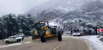 Spil Dağı'na çıkışlarda kış lastiği ve zincir zorunluluğu