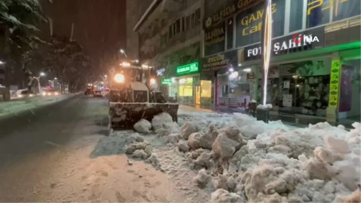 Tatvan\'da karla mücadele çalışmaları aralıksız sürüyor