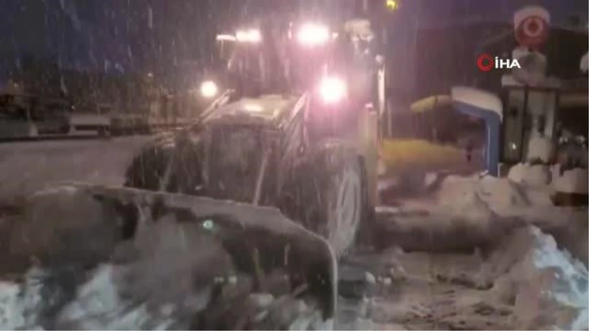 Trabzon\'da 24 mahalle yolunda karla mücadele sürüyor