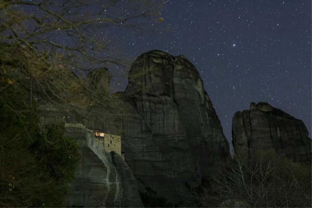 Yıldızlı Gecede Meteora\'nın Muhteşem Manzarası