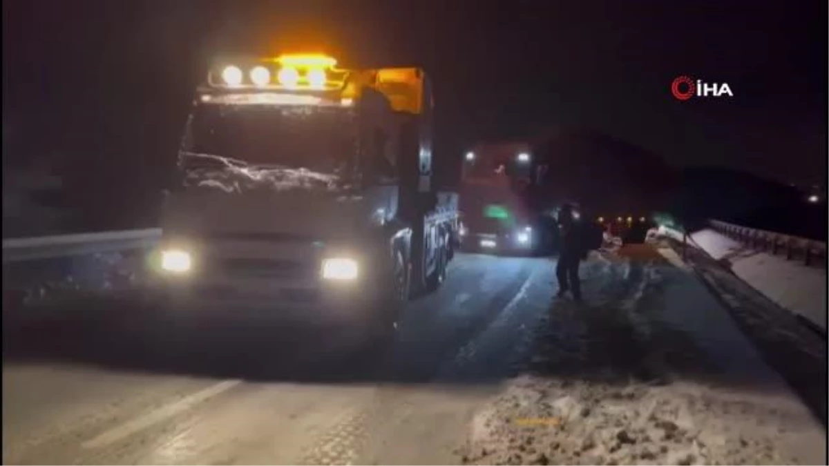 Afyonkarahisar\'da kar yağışı trafiği olumsuz etkiledi