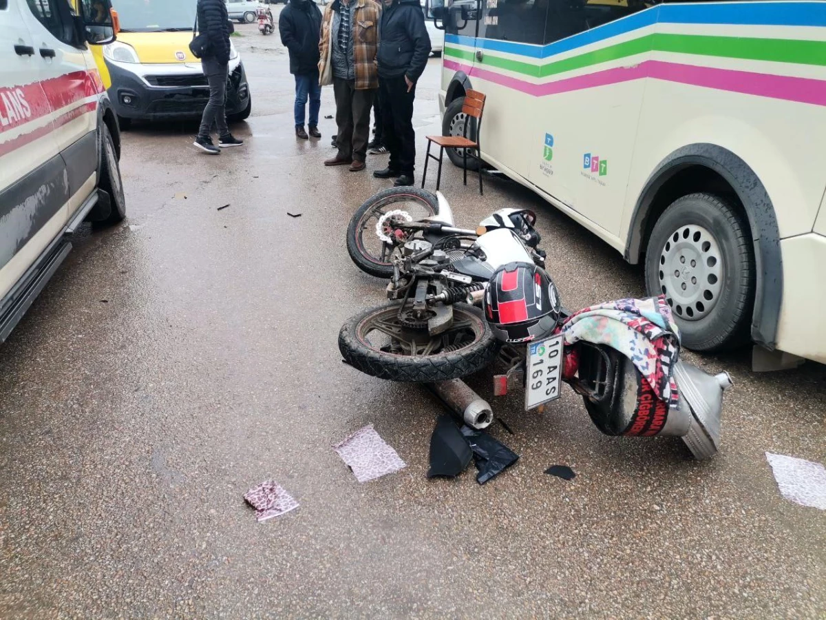 Bandırma\'da trafik kazasında motosiklet sürücüsü yaralandı