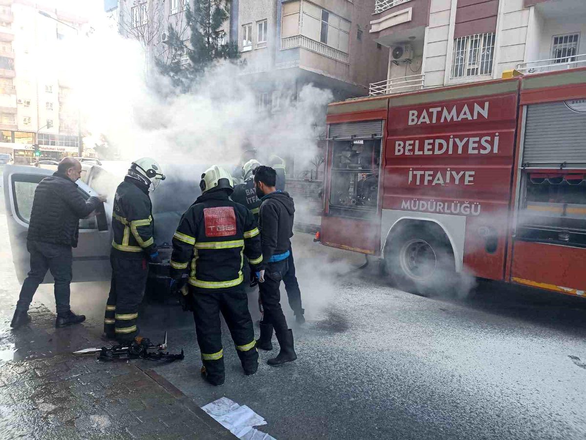 Batman\'da seyir halindeki araç alev aldı