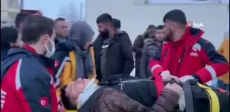 Buzlu yolda kayan servis minibüsü kanala düştü: 2 yaralı