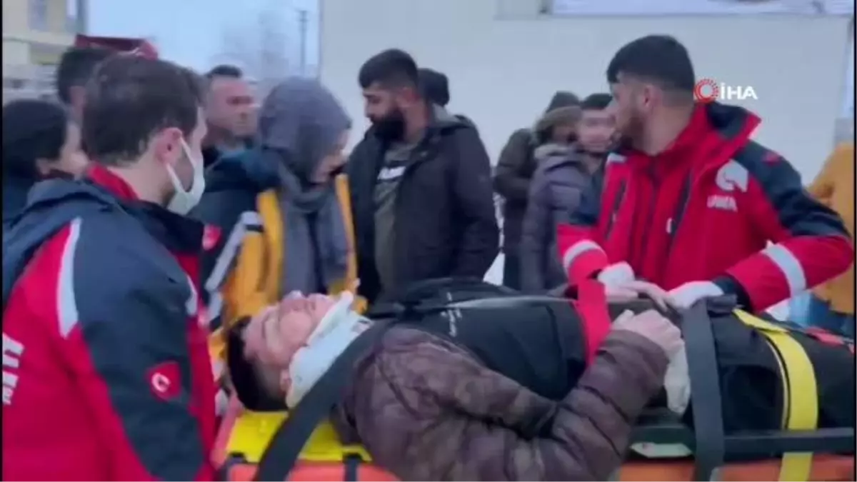 Buzlu yolda kayan servis minibüsü kanala düştü: 2 yaralı