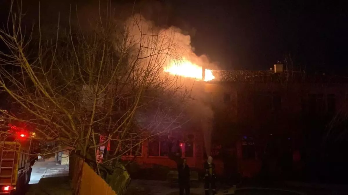 Çatıda çıkan yangın itfaiye ekiplerince söndürüldü