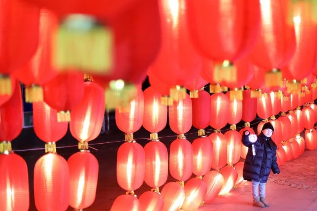 Çin'de Fener Festivali Hazırlıkları Renkli Görüntülere Sahne Oluyor