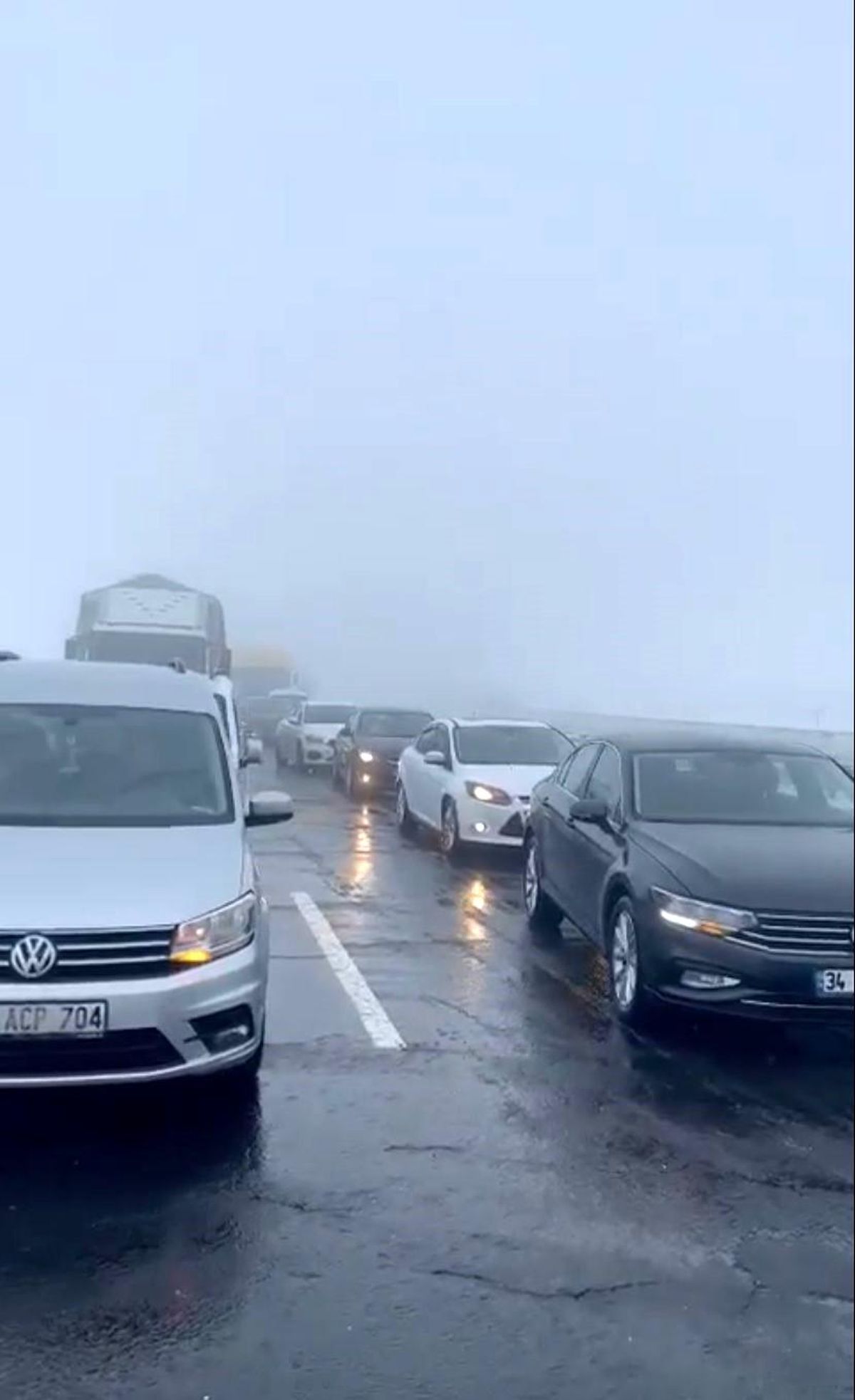 Diyarbakır\'da hava ve karayoluna kar engeli