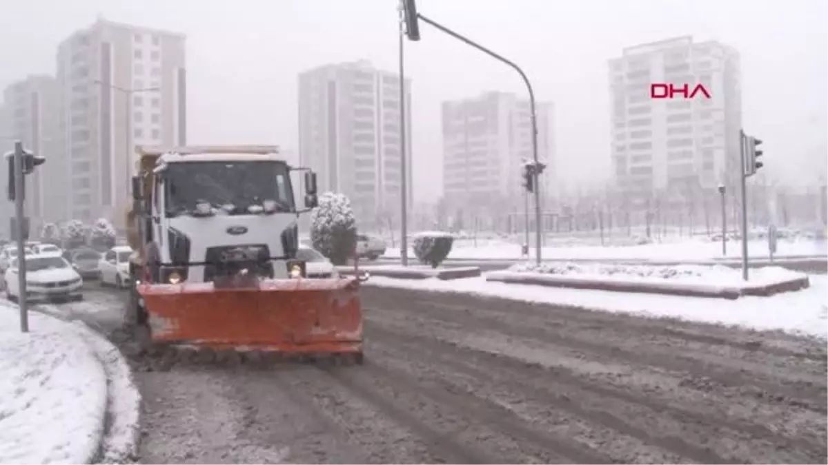 DİYARBAKIR\'DA KENT MERKEZİ VE KIRSALDA KARLA MÜCADELE YAPILIYOR