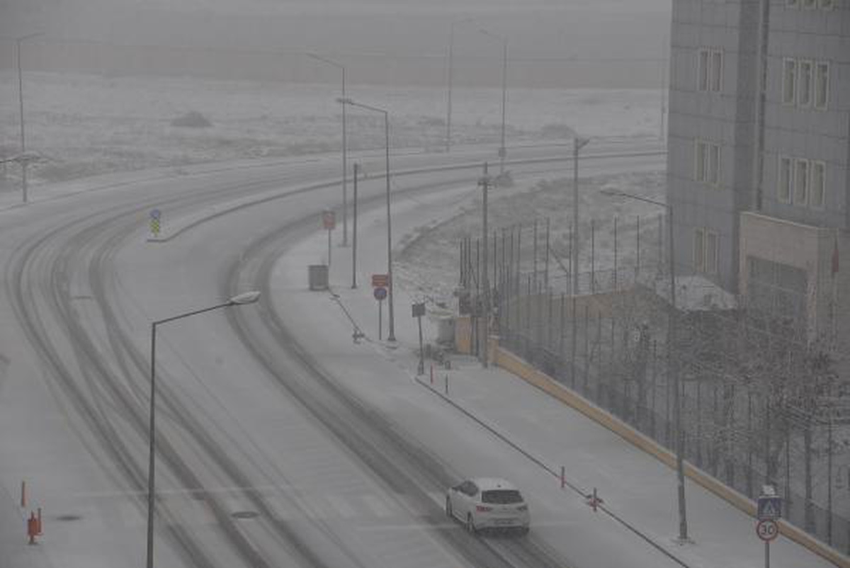 Diyarbakır\'da kuvvetli kar yağışı