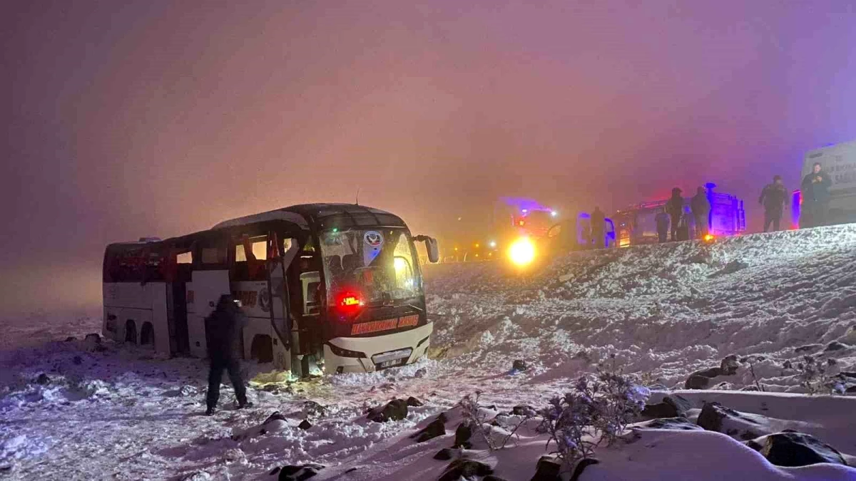 Diyarbakır\'da yolcu otobüsü devrildi: 4\'ü ağır 30 kişi yaralandı