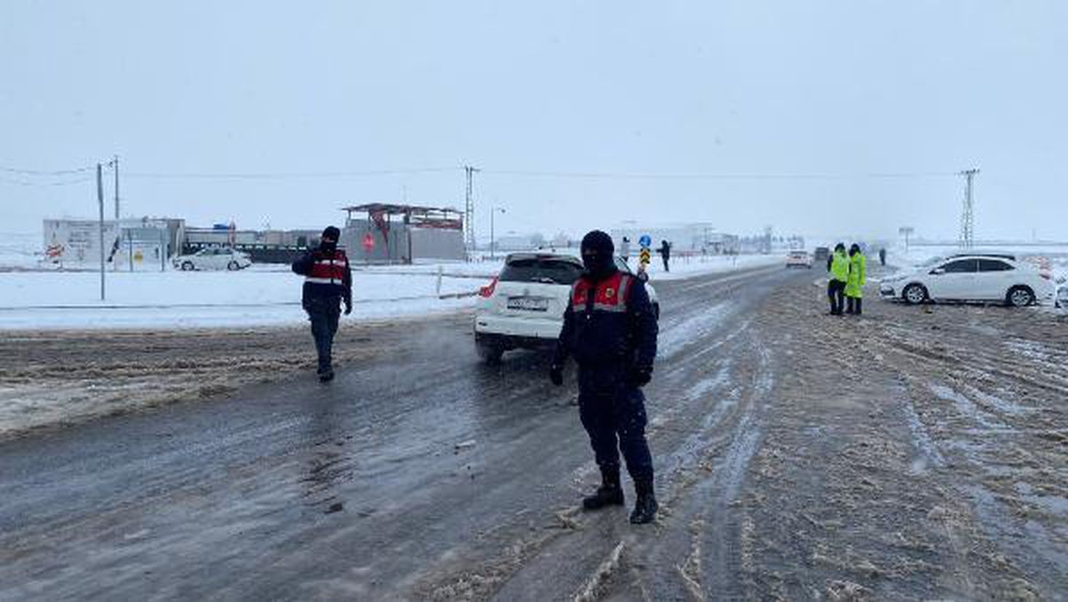 Diyarbakır-Şanlıurfa kara yolunda aksamalar yaşanıyor (2)
