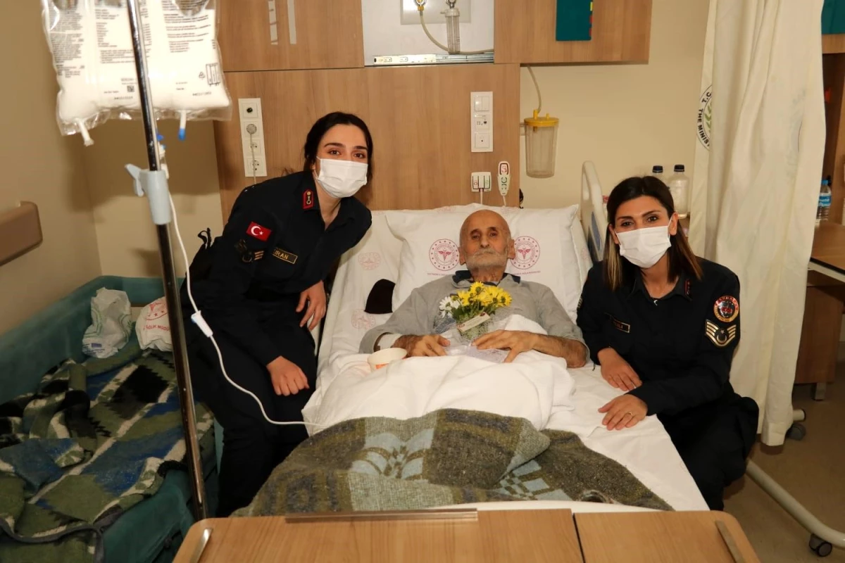 Dünya Kanser Günü\'nde jandarmadan hastalara sürpriz