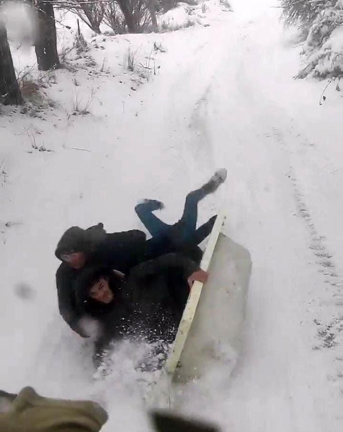 Elazığ'da çocuklar, karın keyfini küvetle kayarak çıkardı