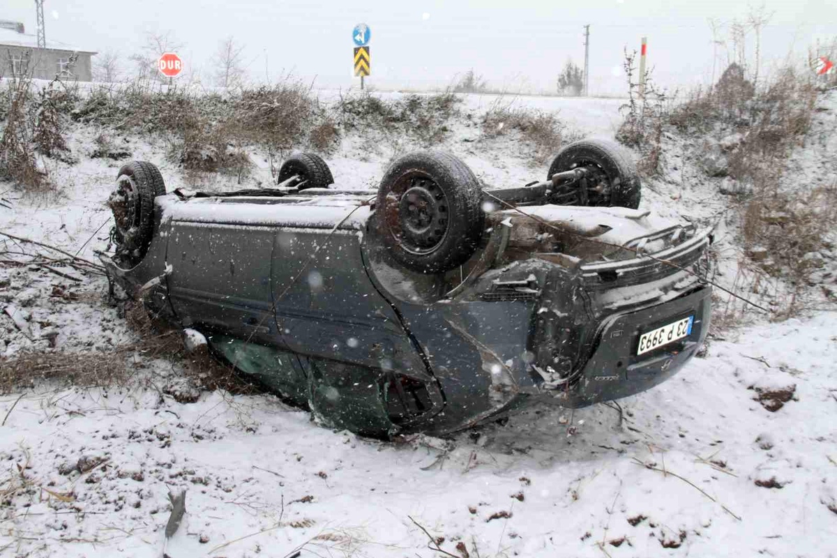 Elazığ\'da şarampole yuvarlanan otomobil ters döndü: 4 yaralı