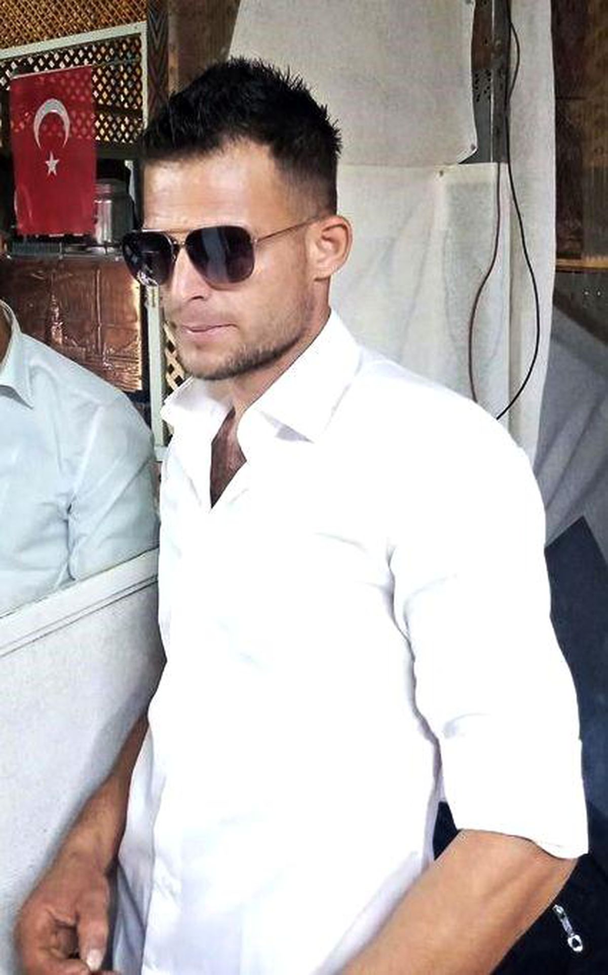 Evinin önünde silahlı saldırıya uğrayan genç öldü