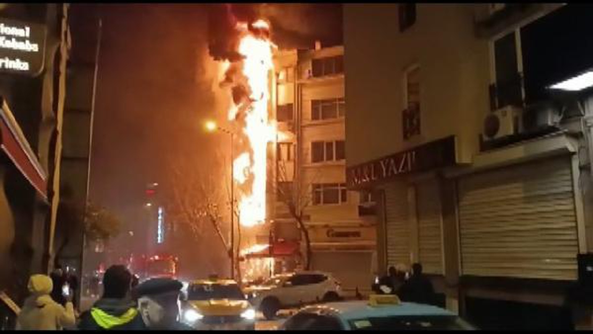 Fatih\'te restoranın bacasından çıkan alevler iş hanını sardı