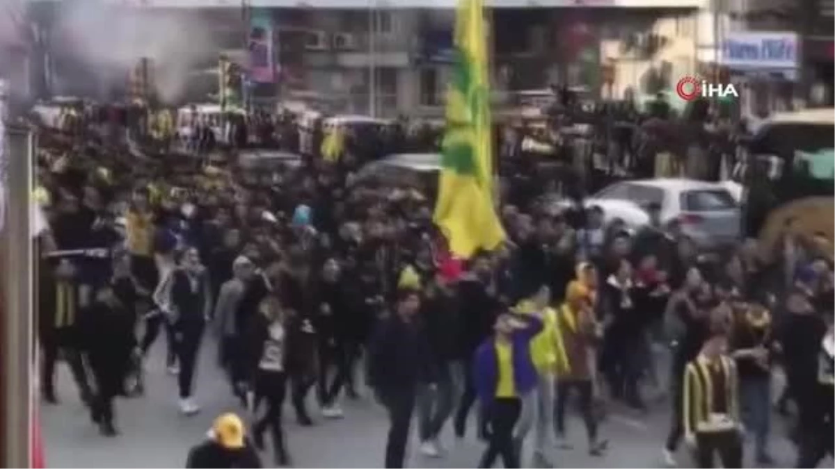 Fenerbahçeli taraftarlar, TFF\'yi protesto için Riva\'ya gitti