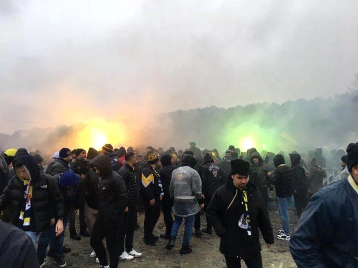 Fenerbahçeli taraftarlar TFF\'yi protesto için Riva\'ya akın etti