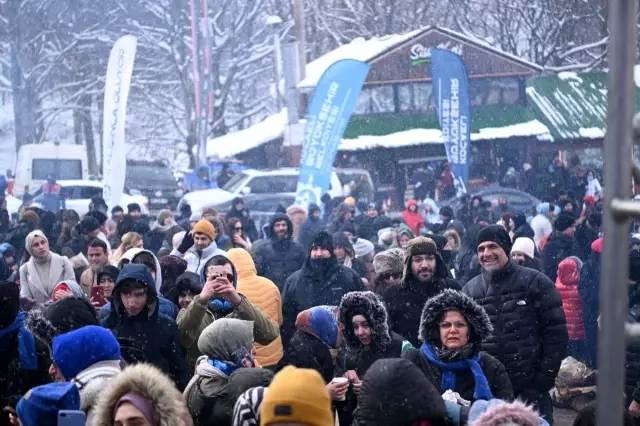 Haluk Levent'ten dondurucu soğukta yürekleri ısıtan hareket! Seyyar satıcının tüm ürünlerini alarak seyirciye dağıttı