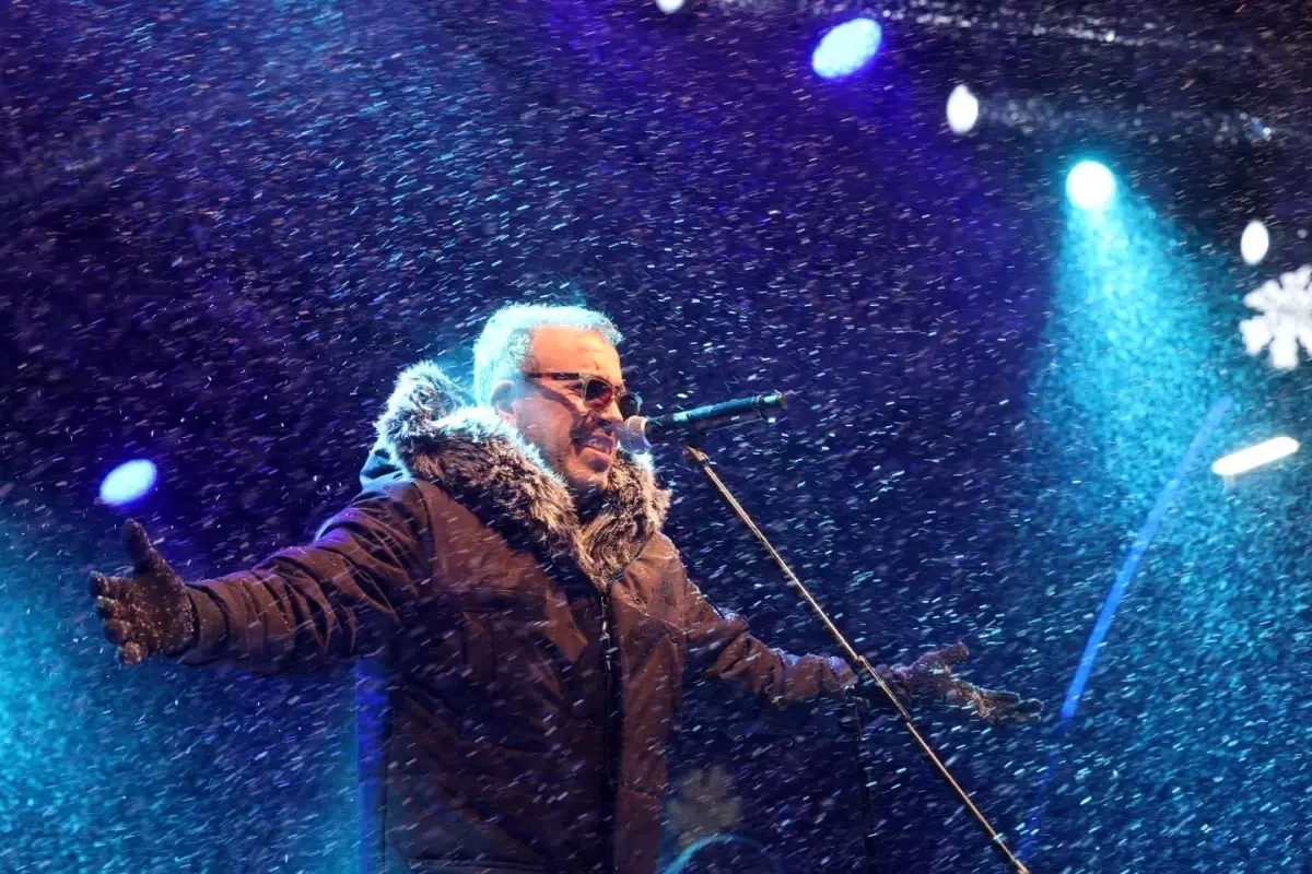 Haluk Levent\'ten dondurucu soğukta yürekleri ısıtan hareket! Seyyar satıcının tüm ürünlerini alarak seyirciye dağıttı