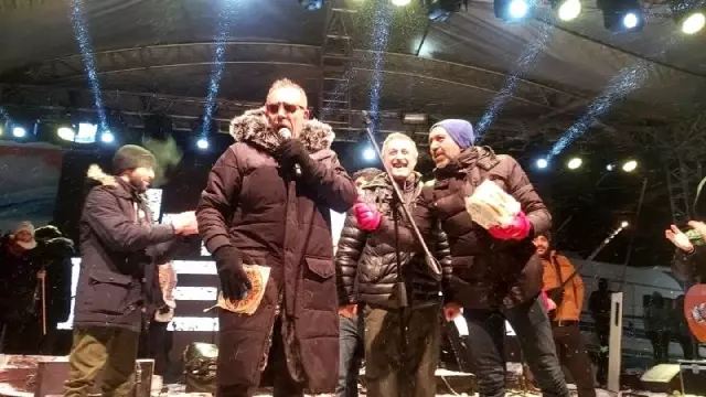 Haluk Levent'ten dondurucu soğukta yürekleri ısıtan hareket! Seyyar satıcının tüm ürünlerini alarak seyirciye dağıttı