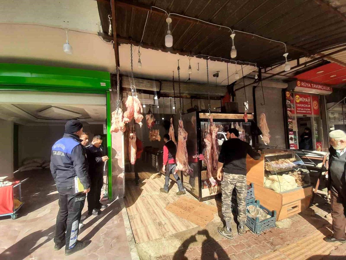 Hatay'da açık alanda et satan işyerine 20 bin TL para cezası kesildi