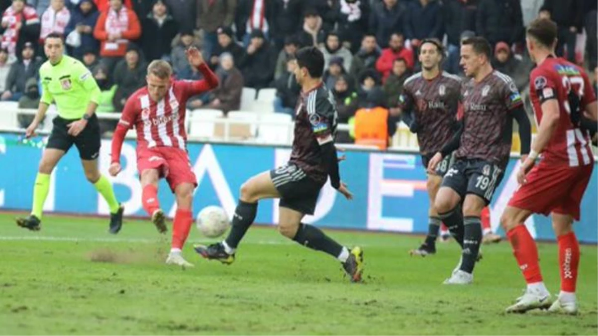 Herkes aynı soruyu soruyor! Sivasspor-Beşiktaş maçının zemini mücadelenin önüne geçti