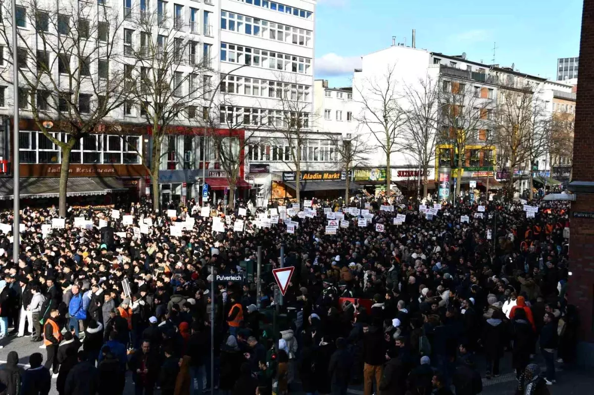 İsveç\'te Kur\'an-ı Kerim\'in yakılması Hamburg\'da protesto edildi