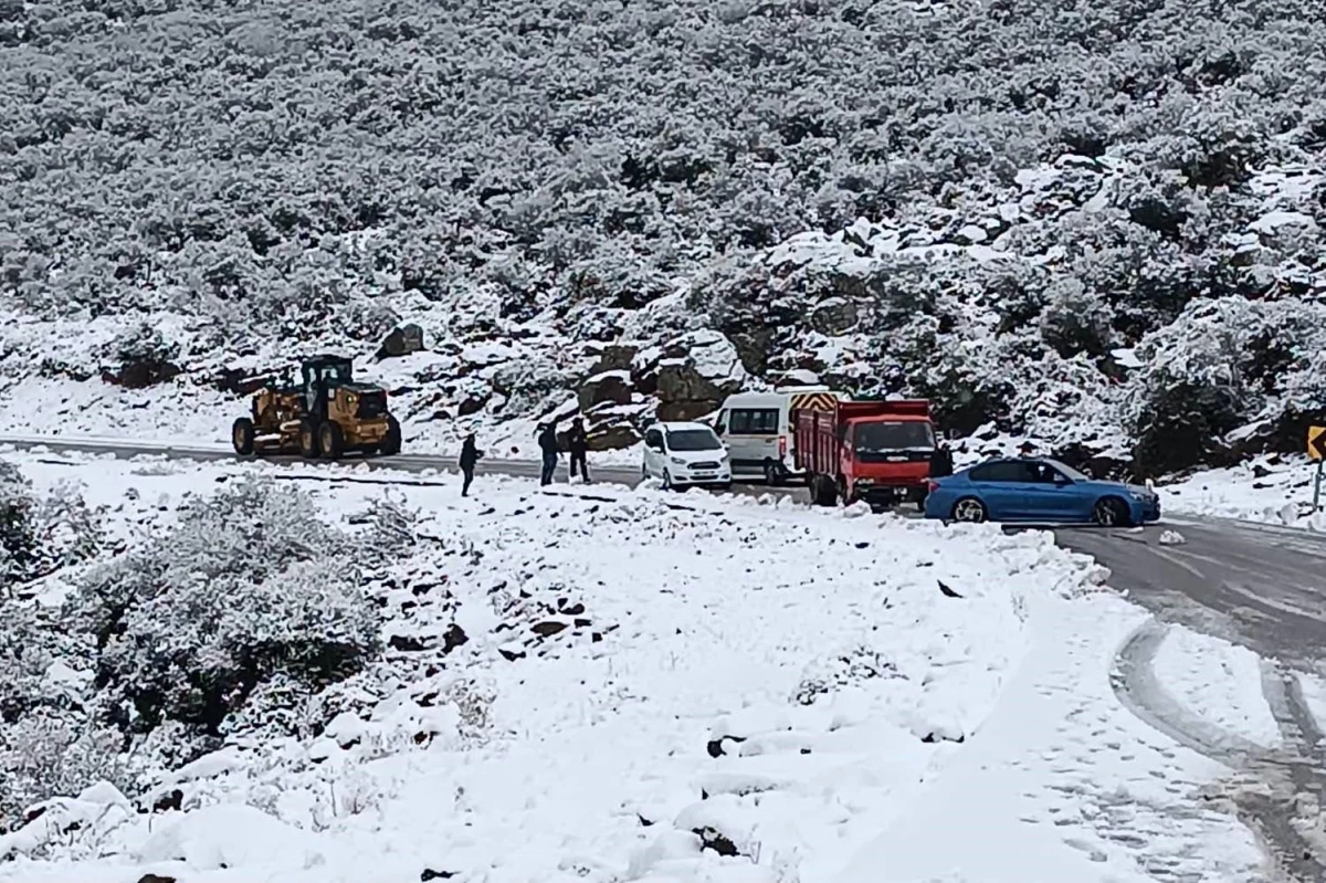 İzmir\'de karda mahsur kalanlar araçlar kurtarıldı