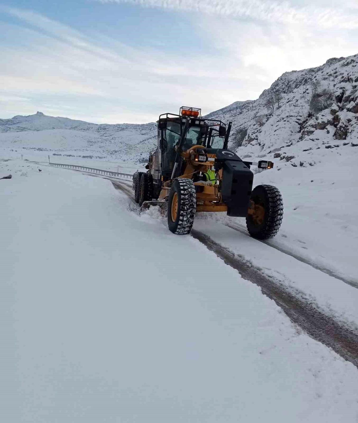 Kar yağışının etkili olduğu Afyonkarahisar\'da kapalı köy yolu yok