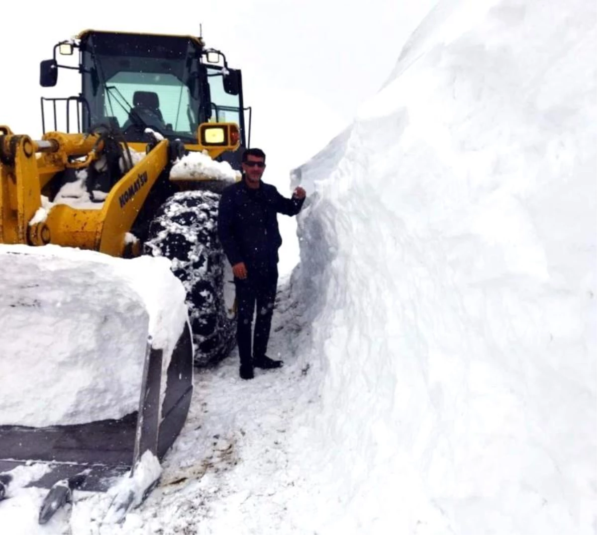 Kar yolları kapattı, yolda mahsur kalan ambulans, elektrik ekibi ve 12 işçi kurtarıldı